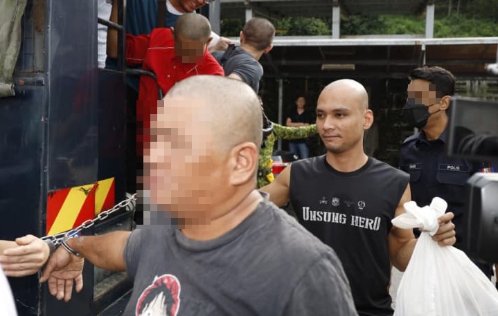 ■男子（中）淋汽油烧毁市政局拖车罗厘，结果付出惨痛代价。（图：Utusan）