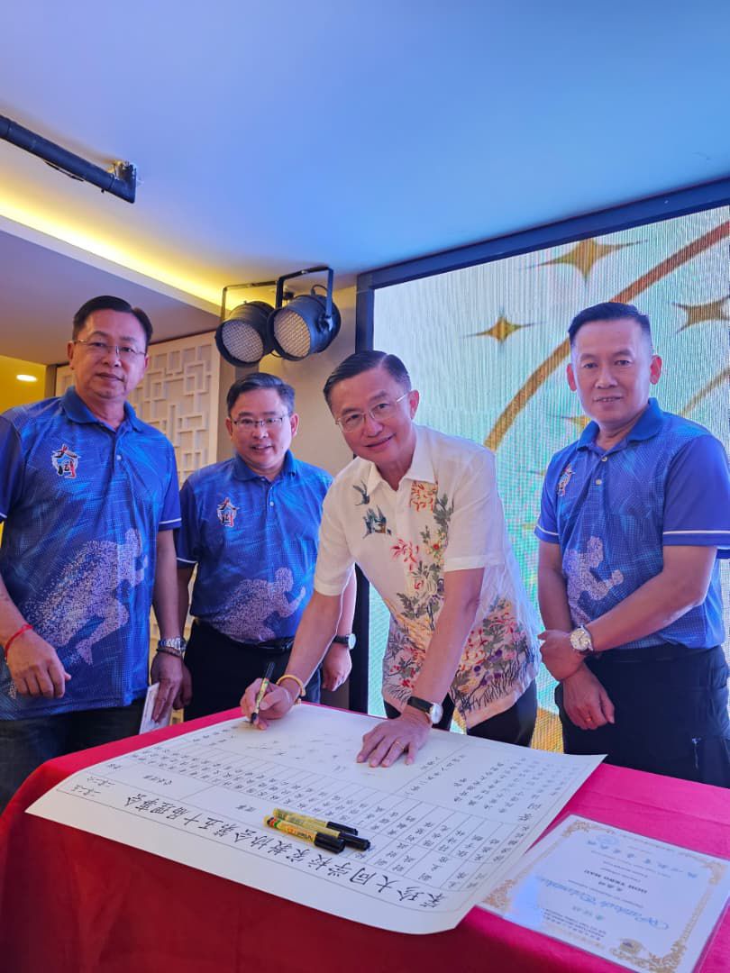 ■郑修强（右二）见证新届家教协会理事宣誓。