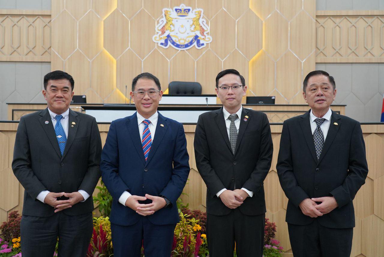 ■陈宗（左起）、林添顺、李廷汉和陈勇鸣感谢大臣宣布追加拨款给华社。