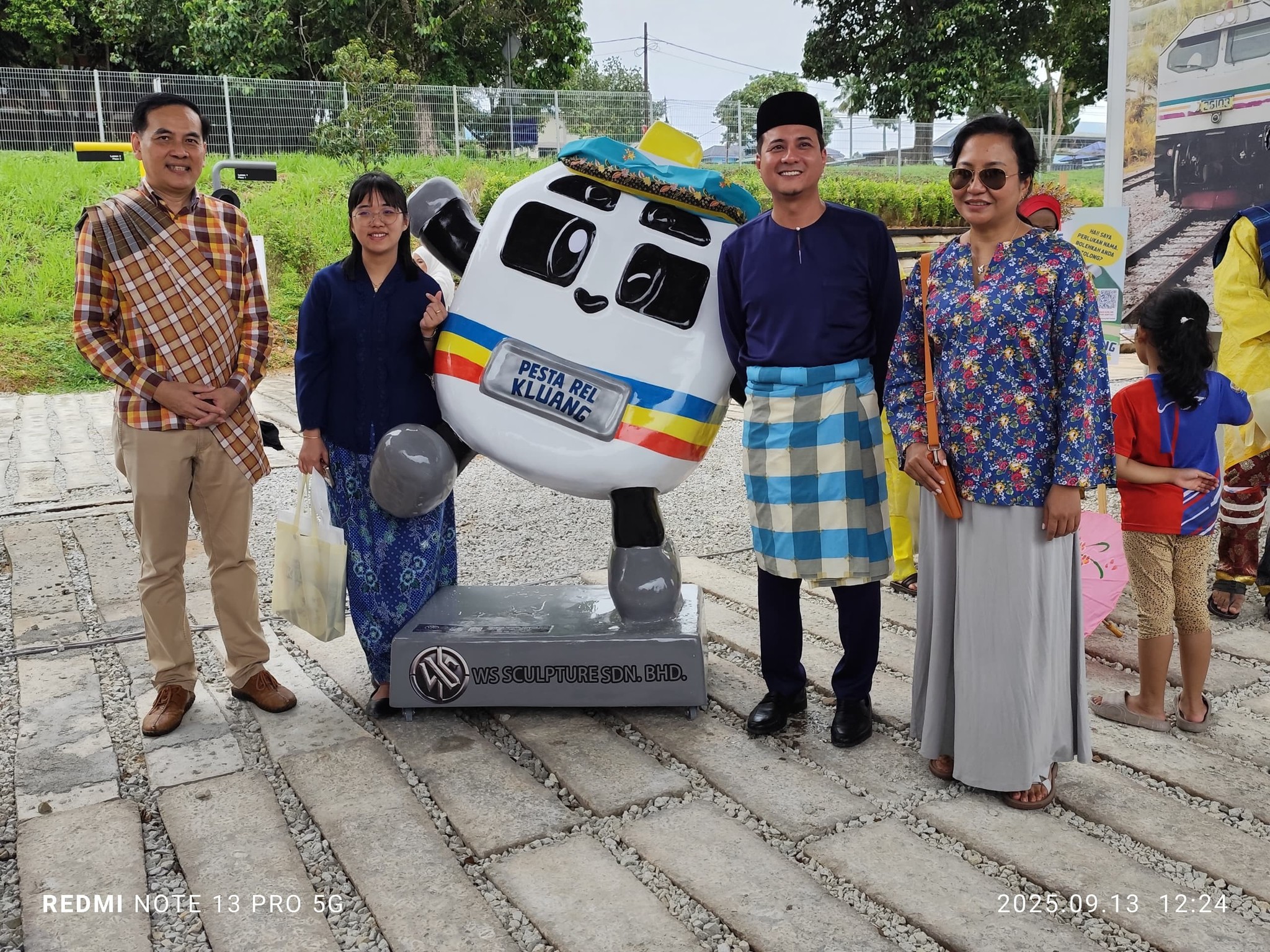 ■2名州议员周忠信（左）和赛福星（右2）抢先和沾“吉祥物”喜气。