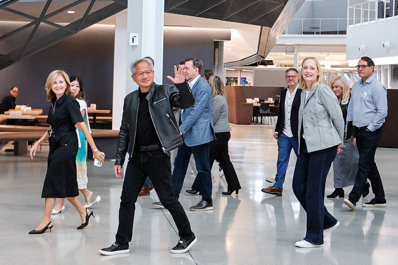 ■Nvidia总执行长黄仁勋（左2）挥手示意。