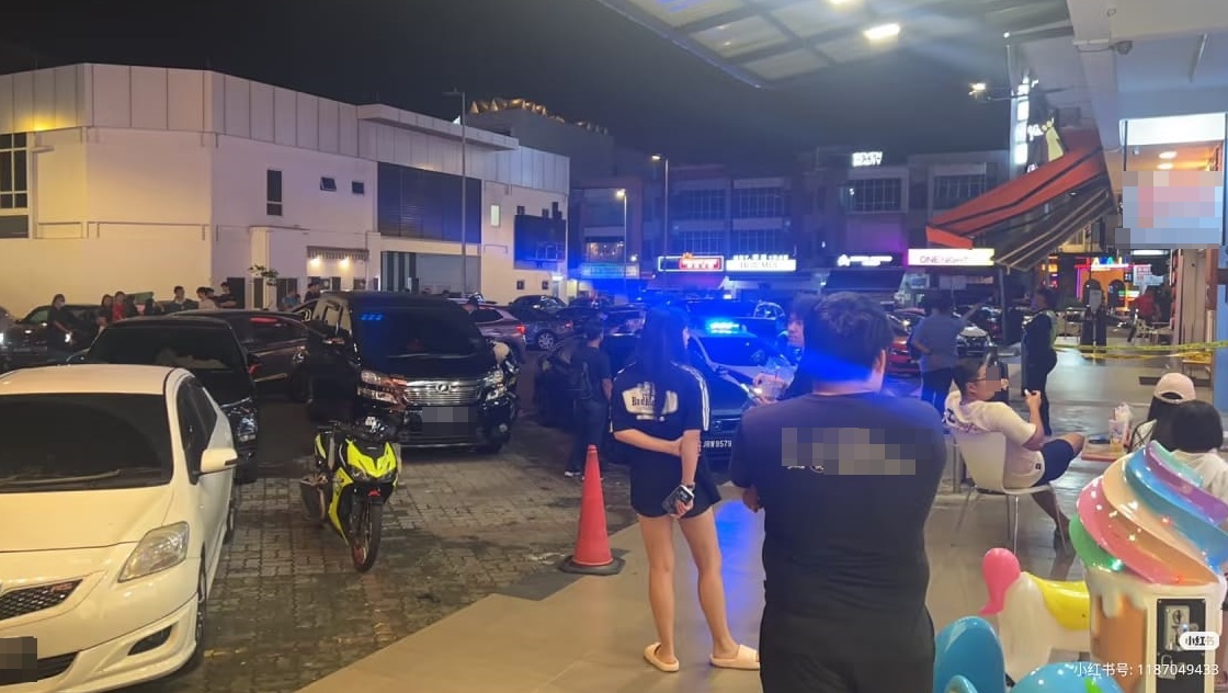 ■警方围起“黄线”,引起不少民众围观。