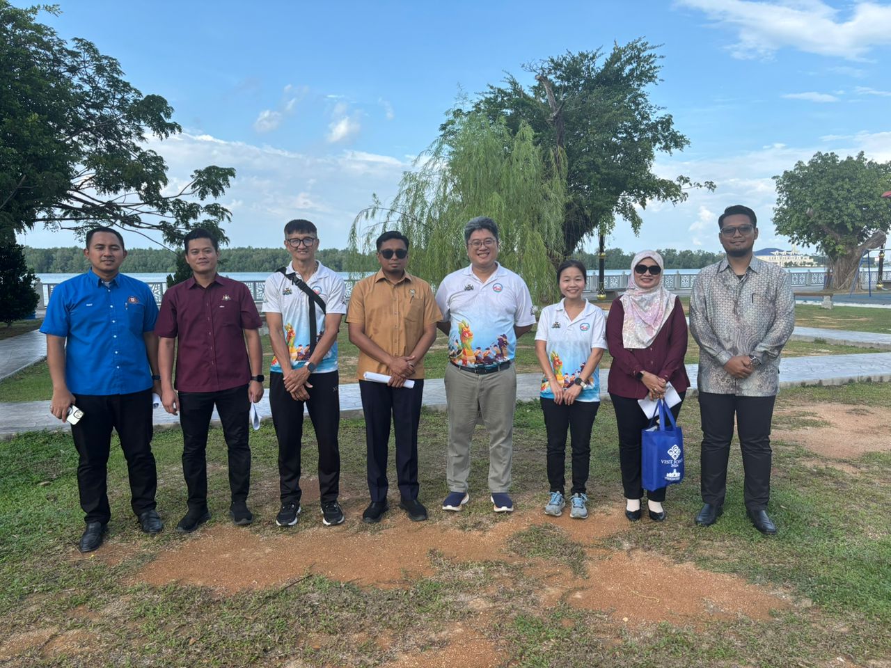 ■柔佛旅游局局长Mohammad Nazrul（左4）与麻坡龙舟协会执委等人，视察龙舟赛现场的情况。