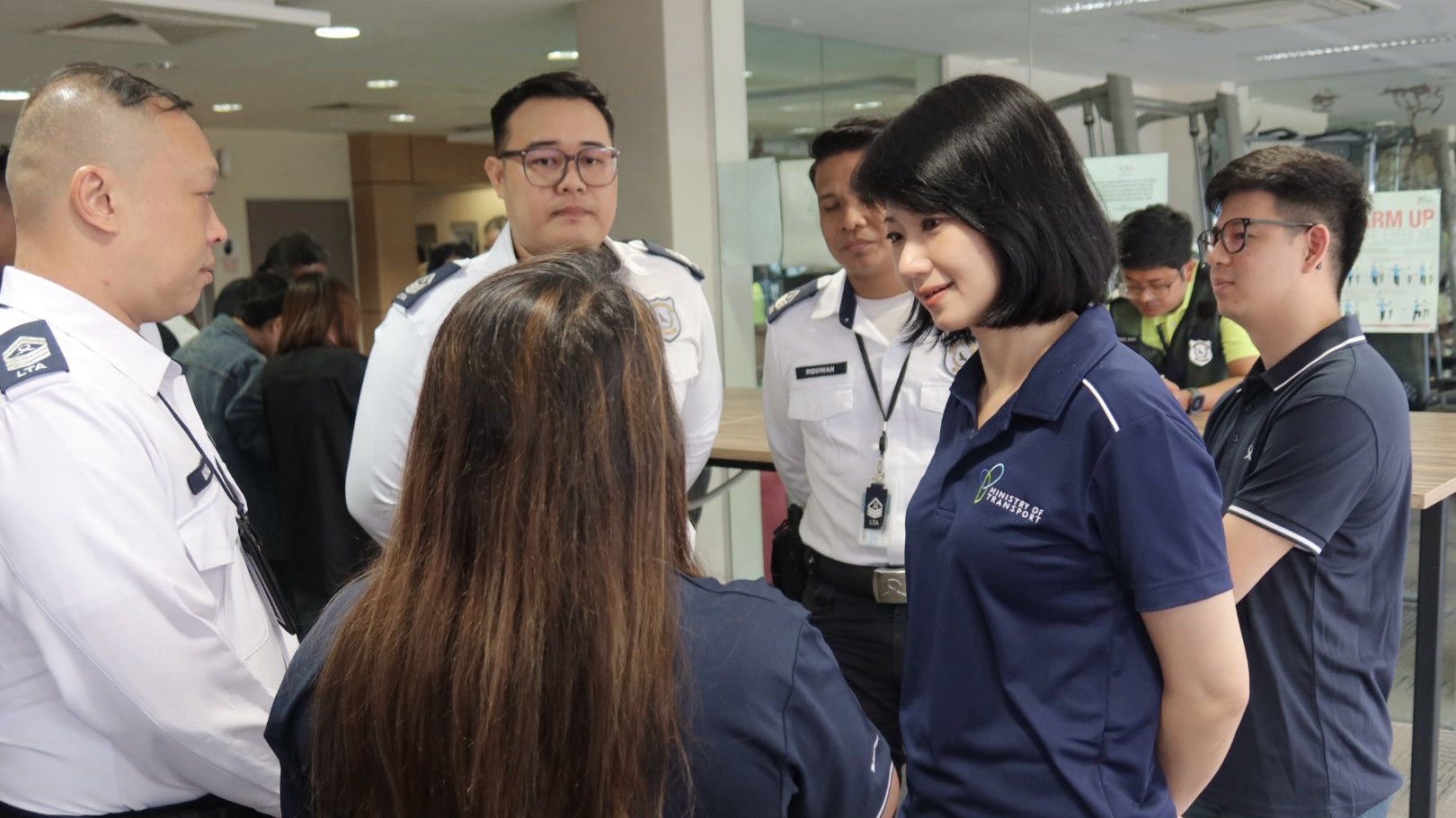 ■孙雪玲（右）表彰陆路交通管理局为遏制非法跨境和点对点服务所做的努力。