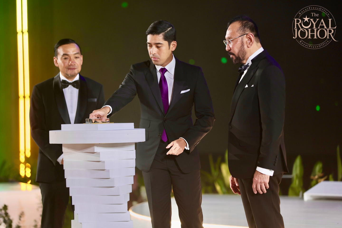 ■四王子（中）为依布拉欣科技城主持推介礼，由大臣拿督翁哈菲兹（左）和阿克马（右）陪同。