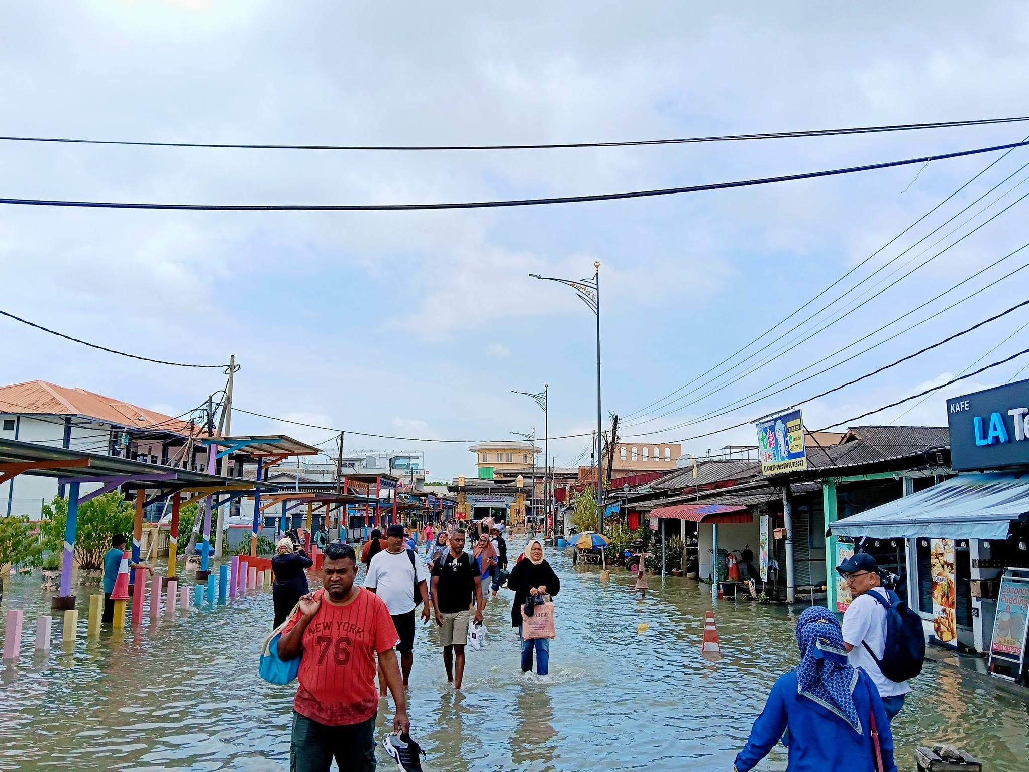 ■龟咯大街今日依旧涨潮涨到路面。（图: kukup kini） 