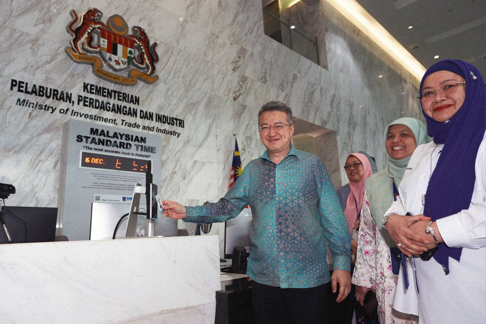 ■刘镇东“打卡”下班，与贸工部职员告别。