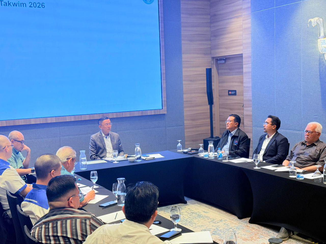 ■郑修强（中）主持大马防范罪案基金会柔分会会议。