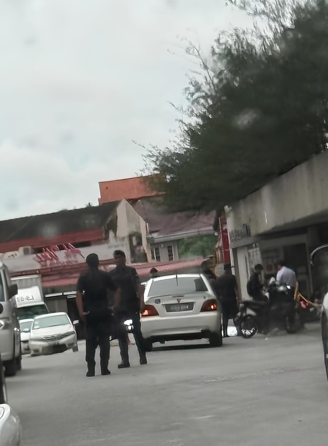 ■警方现场调查男子坠楼案。（图：小红书）