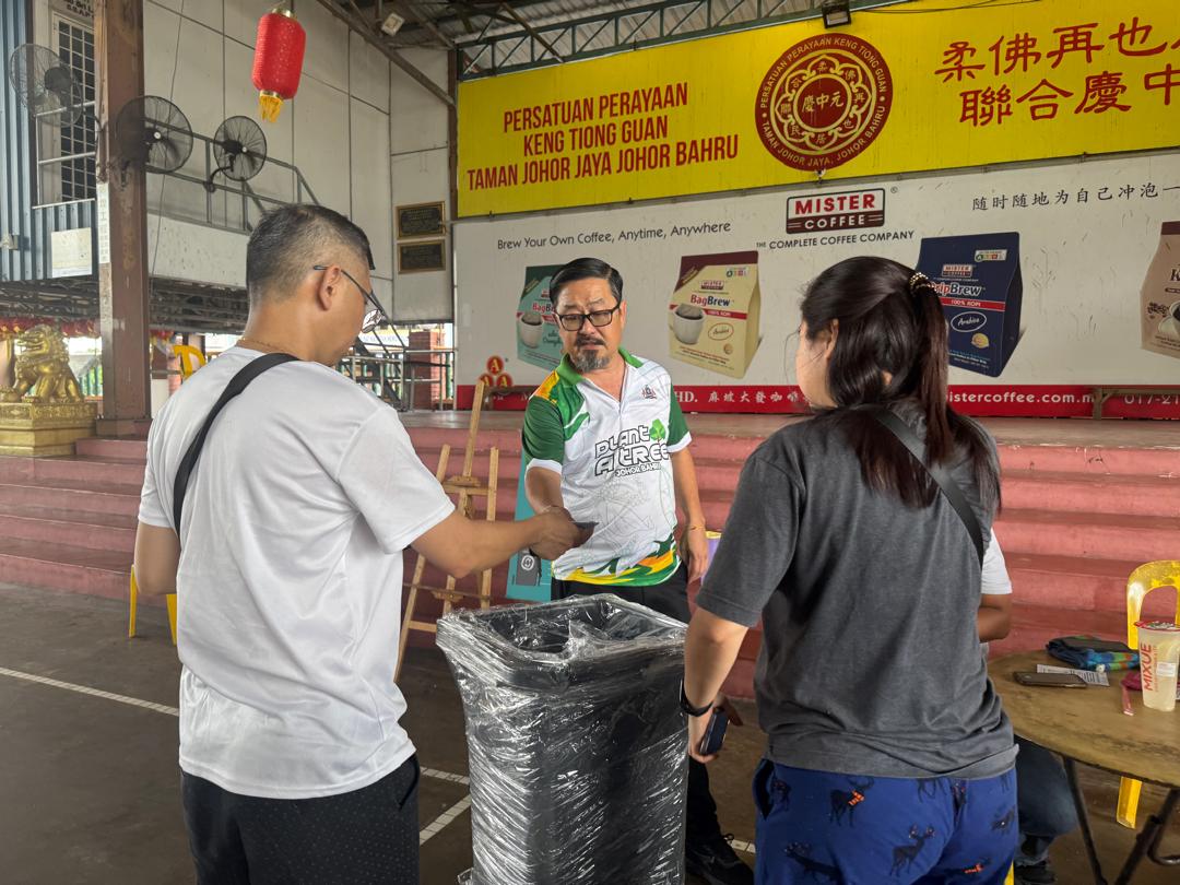 ■庄世明（中）于12月份，已协助在两地点更换有轮垃圾桶。