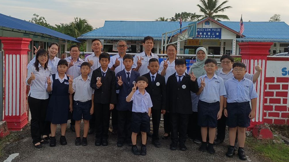 ■唯一的新生张子渊（前中）到乐育二校报到。（图自乐育二校FB）