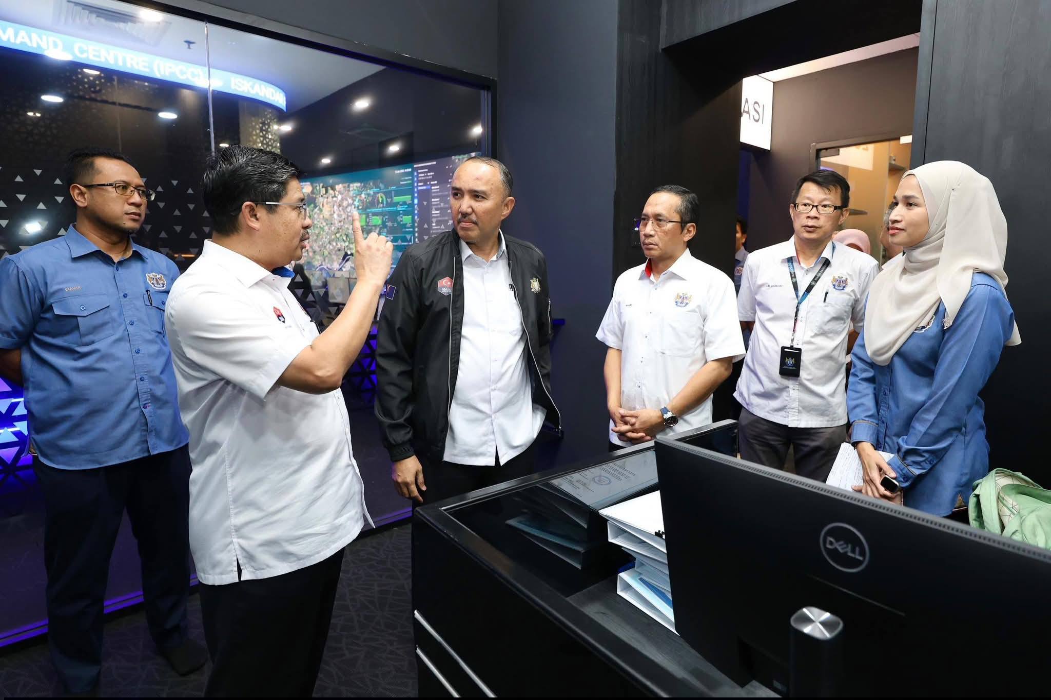 ■嘉福尼（左3）视察依城的人工智能监控系，左2是市长哈斯林、右2是倪顺海。