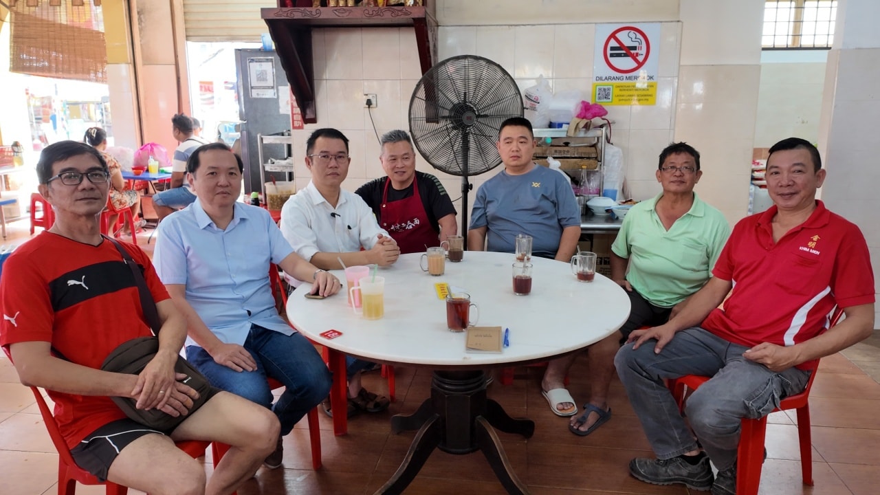 ■黄益豪（左2起）和陈泓宾宣布，麻坡贪食街夜市将于1月30日重启。