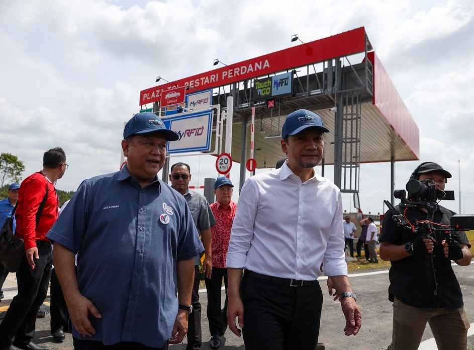 ■工程部长拿督斯里亚力山大南达林奇（左起）和柔佛州务大臣拿督翁哈菲兹，主持Bestari Perdana收费站启用仪式。
