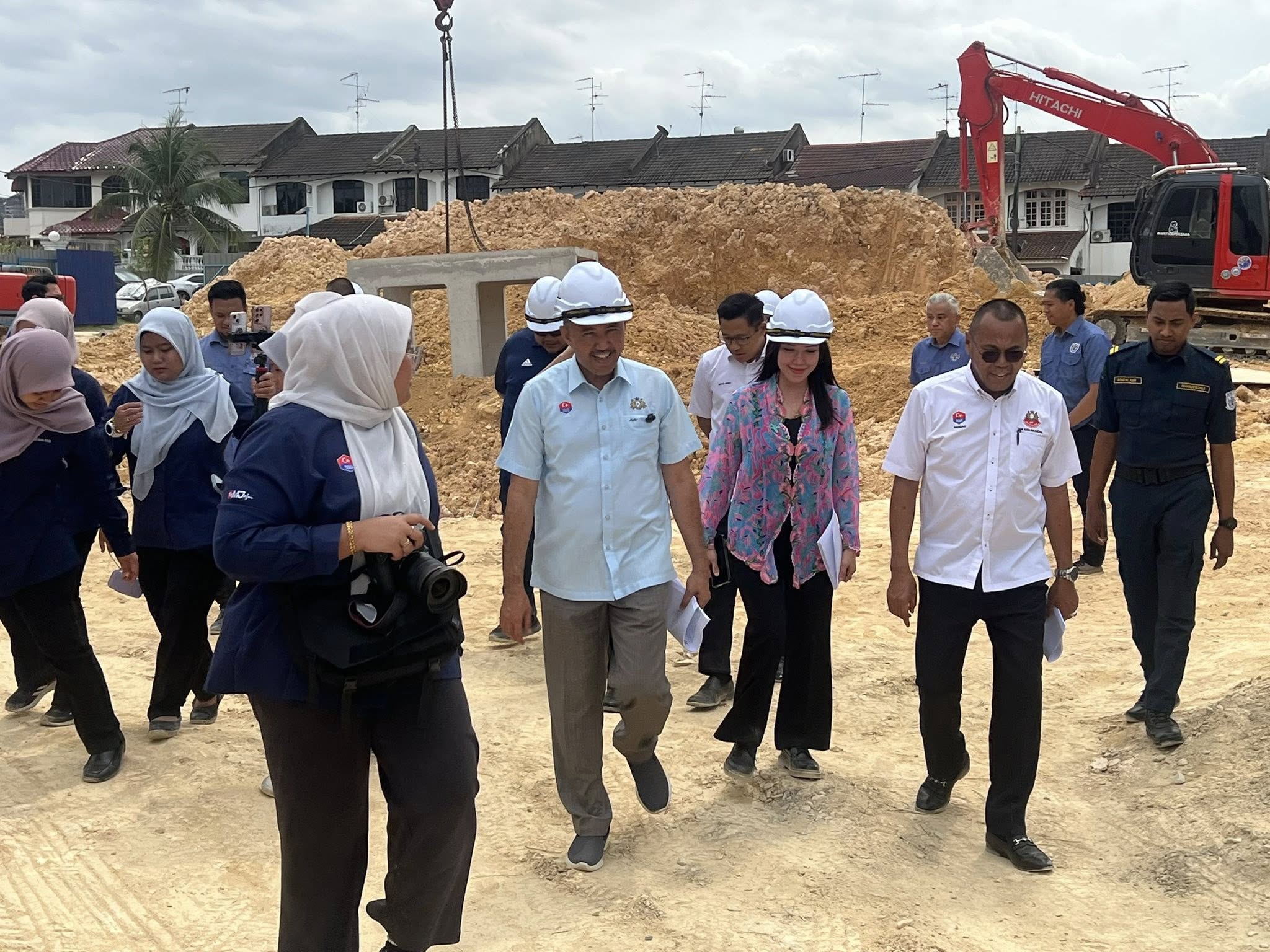 ■玛丽娜（左2起）与嘉福尼视察防洪工程进展。