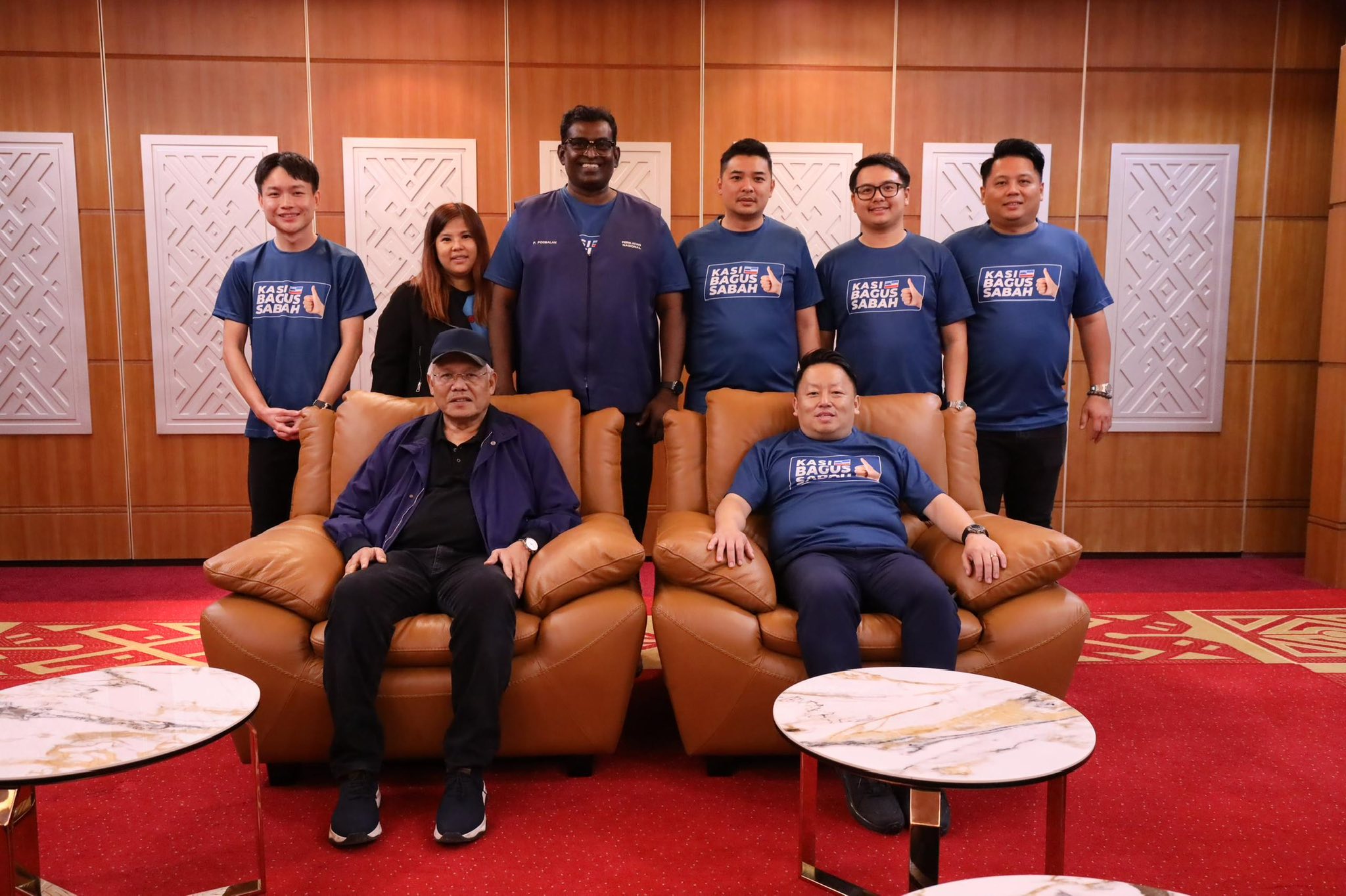 ■土团党柔佛多元种族组织主席邓烈康(前右)与绝大多数州委宣布退党,并解散该州级组织,以表达对开除韩沙再努丁(前左)的不满。后左2是黄玉盈、右3林耀进。