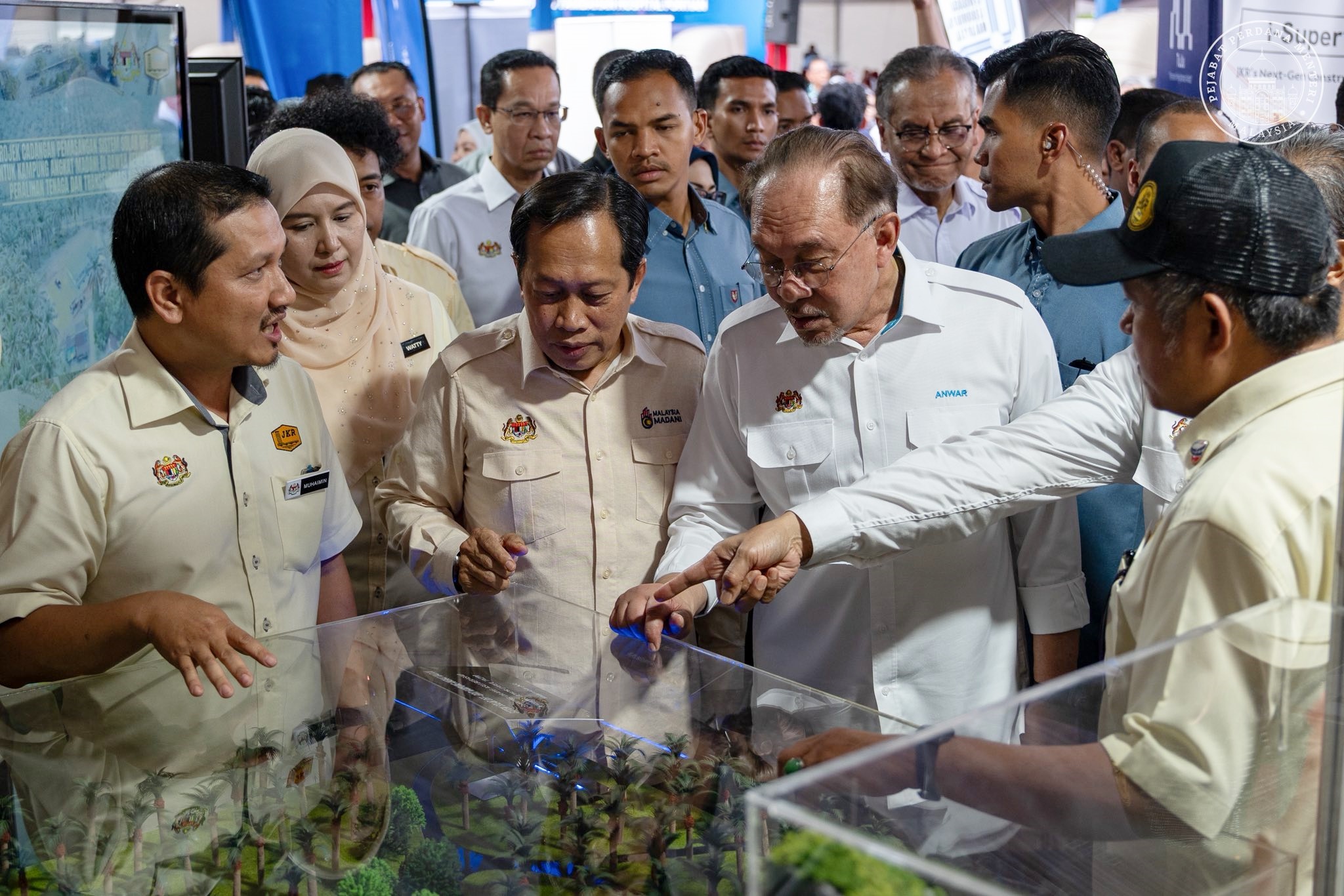 ■安华(左3)了解笨珍发展项目。左2是阿末马斯兰。