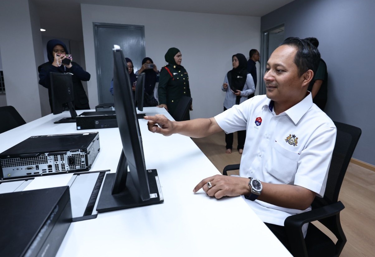 ■掌管柔佛教育及新闻事务的行政议员阿兹南