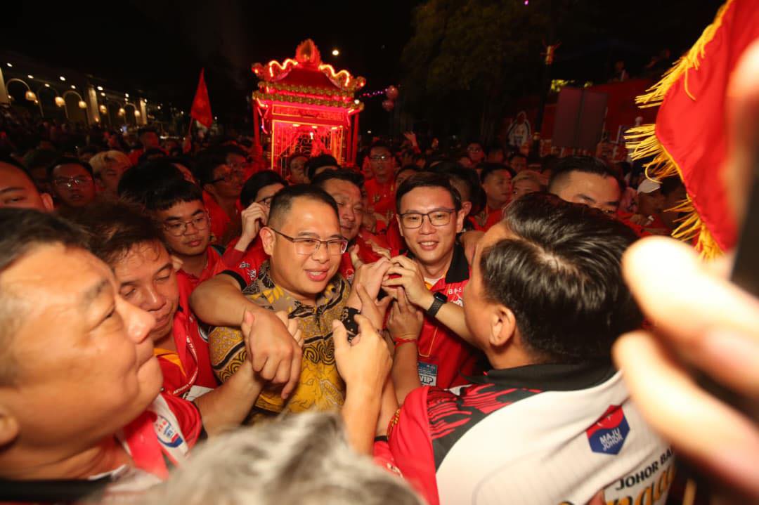 ■2名柔佛行政议员林添顺和李廷汉（中），代表州政府宣布25万令吉拨款。