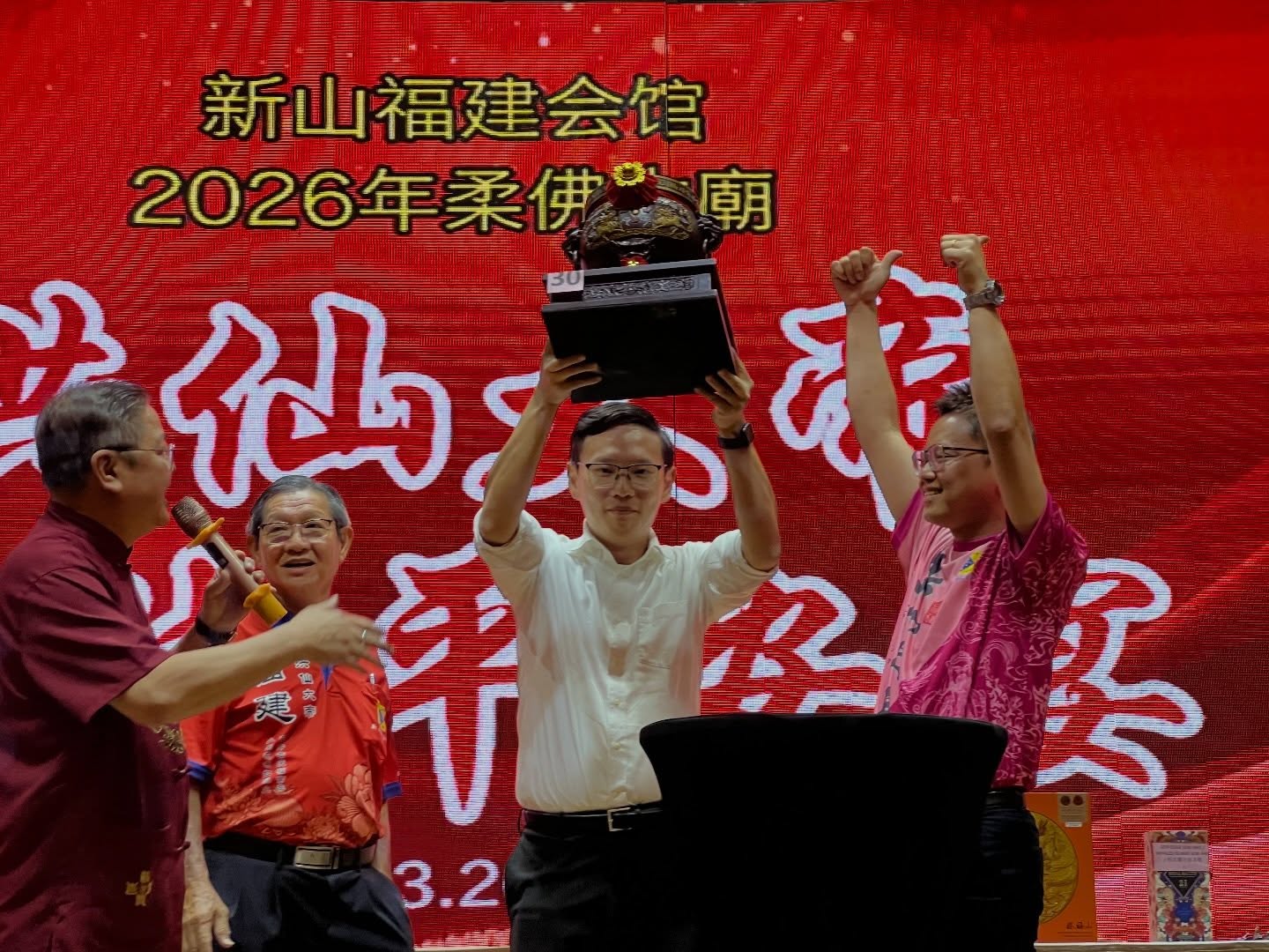 ■李廷汉（左2）出席洪仙大帝游神平安宴。