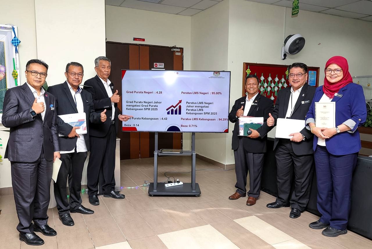 ■SPM放榜，阿里（左3）公布柔佛整体成绩。（图：Foto MDJ Aisyah Mazalan）