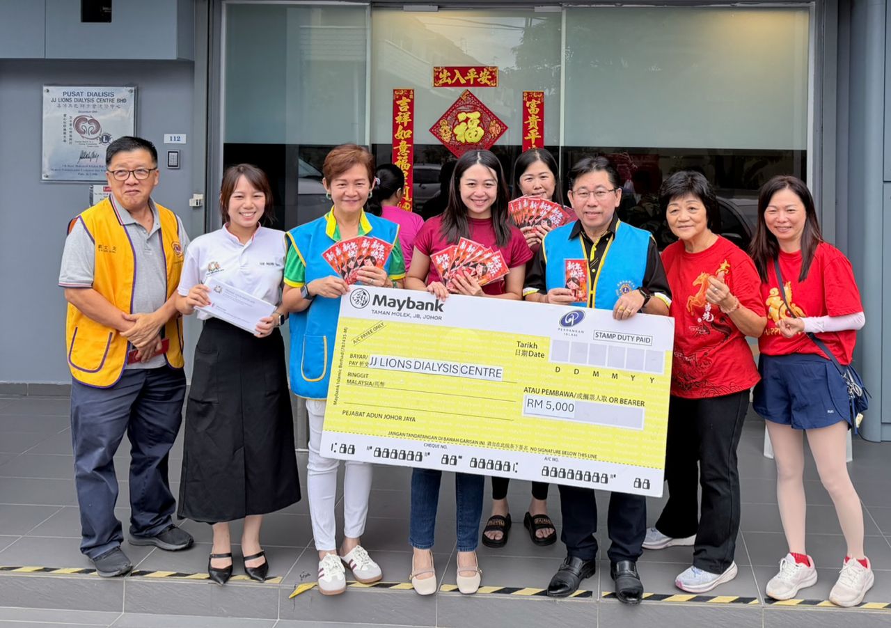 ■廖彩彤（中）代表善心人士，移交5000令吉善款给柔佛再也狮子会洗肾中心。