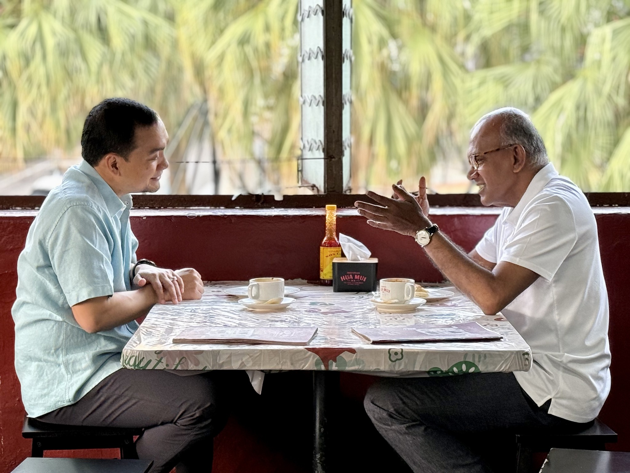 ■参观兀兰关卡后，尚穆根和大臣驱车前往新山，共进早餐，进行了愉快的交谈。（图：尚穆根FB）