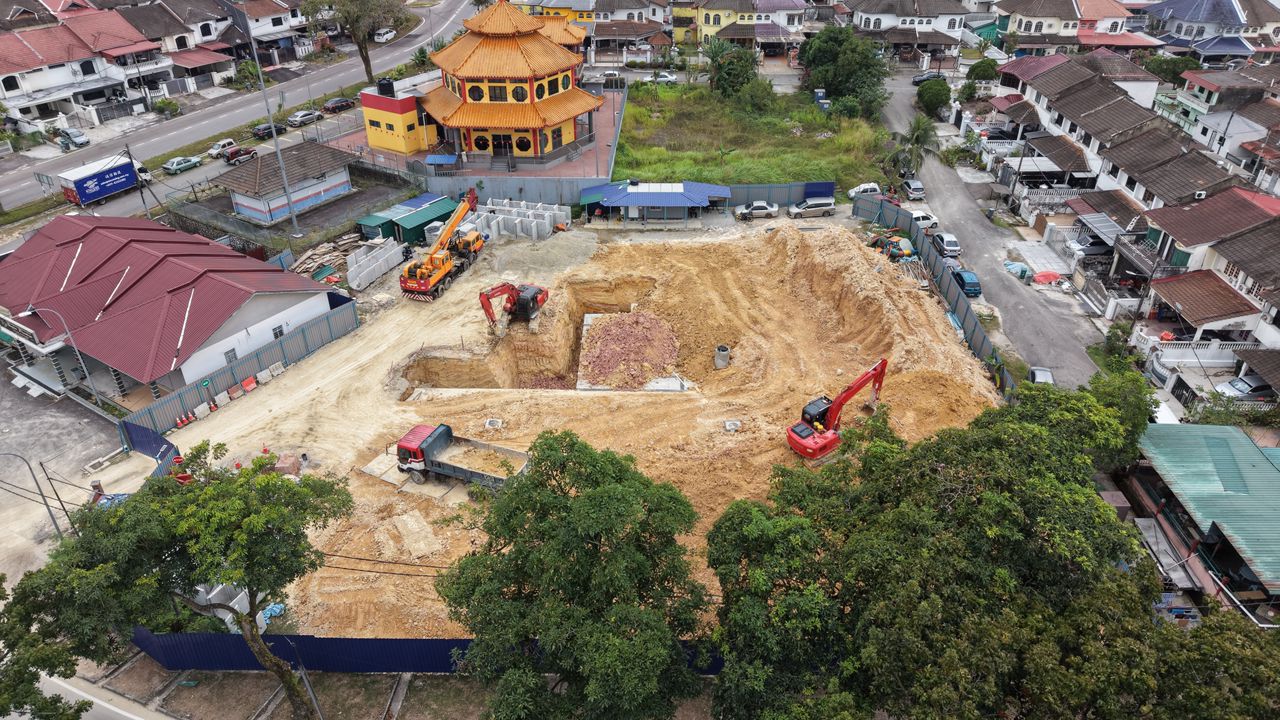 ■新东方花园的Hang Tuah路，如火如荼展开另一项模块式地下防洪池（OSD）工程。