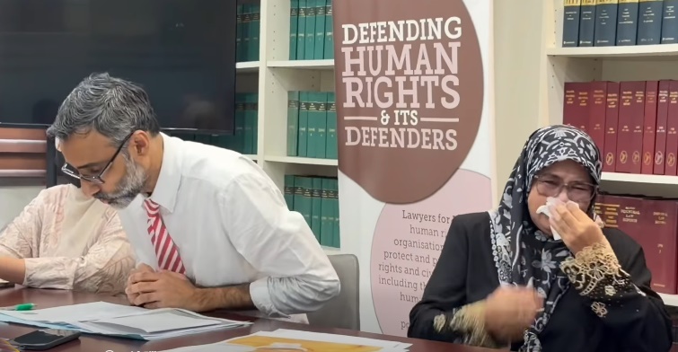 ■想到儿子如今状况，母亲Josmah Duim悲从中来。左为Surendran。