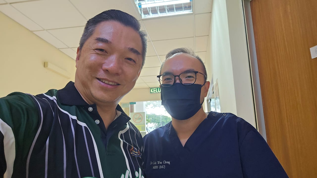 ■在罗医生(右)专业救治下,黄成兴终于摆脱鱼骨卡喉。