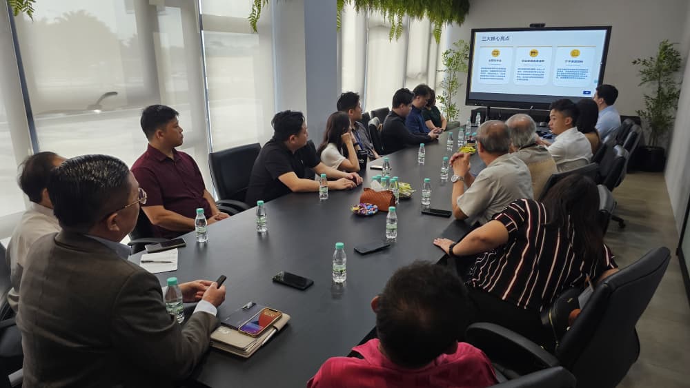 ■郑修强向教育界人士介绍“龙马全球青年人才发展计划”。