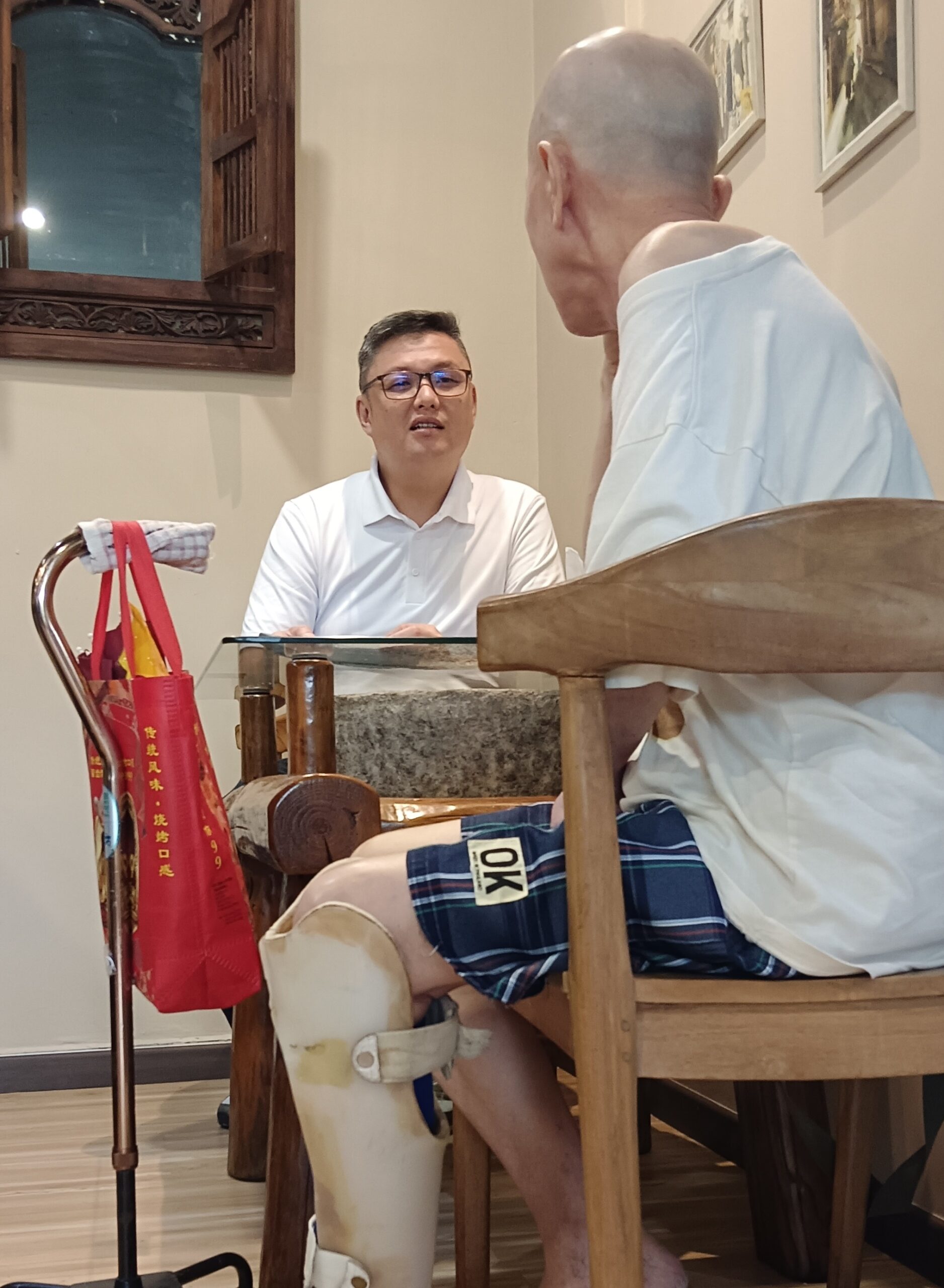 ■郑凯聪曾帮忙的民众,有空也会来等他找他聊天。