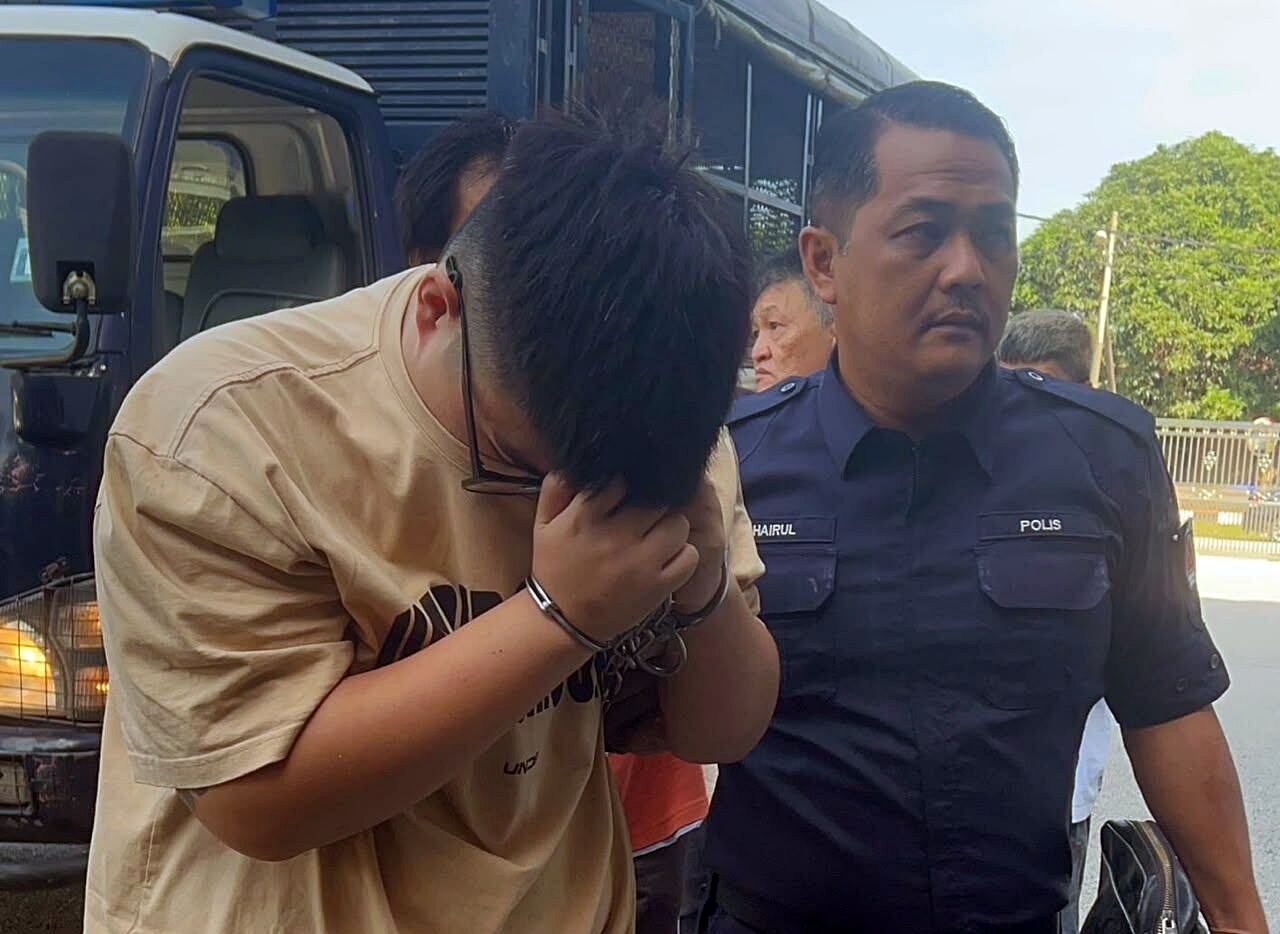 ■19岁嫌犯被带上法庭申请延扣。（图：Kosmo）