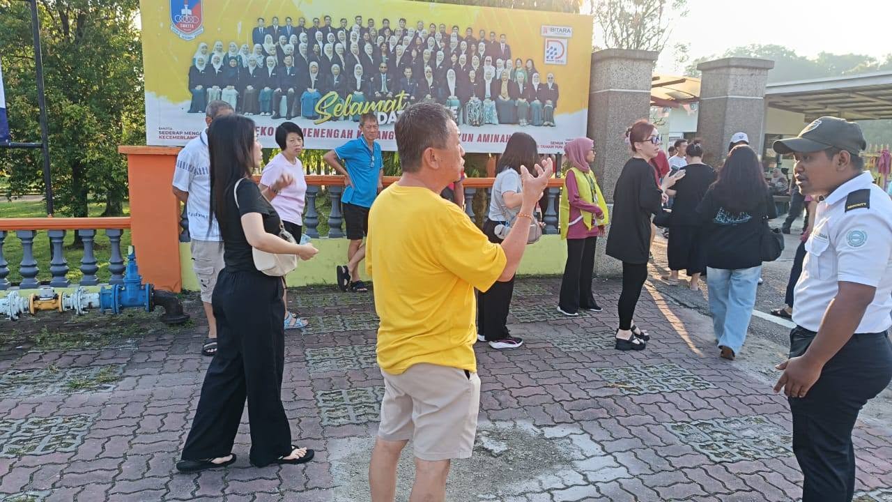 ■数名穿短裤的选民，被保安拒于门外。（图：皇后大小事）