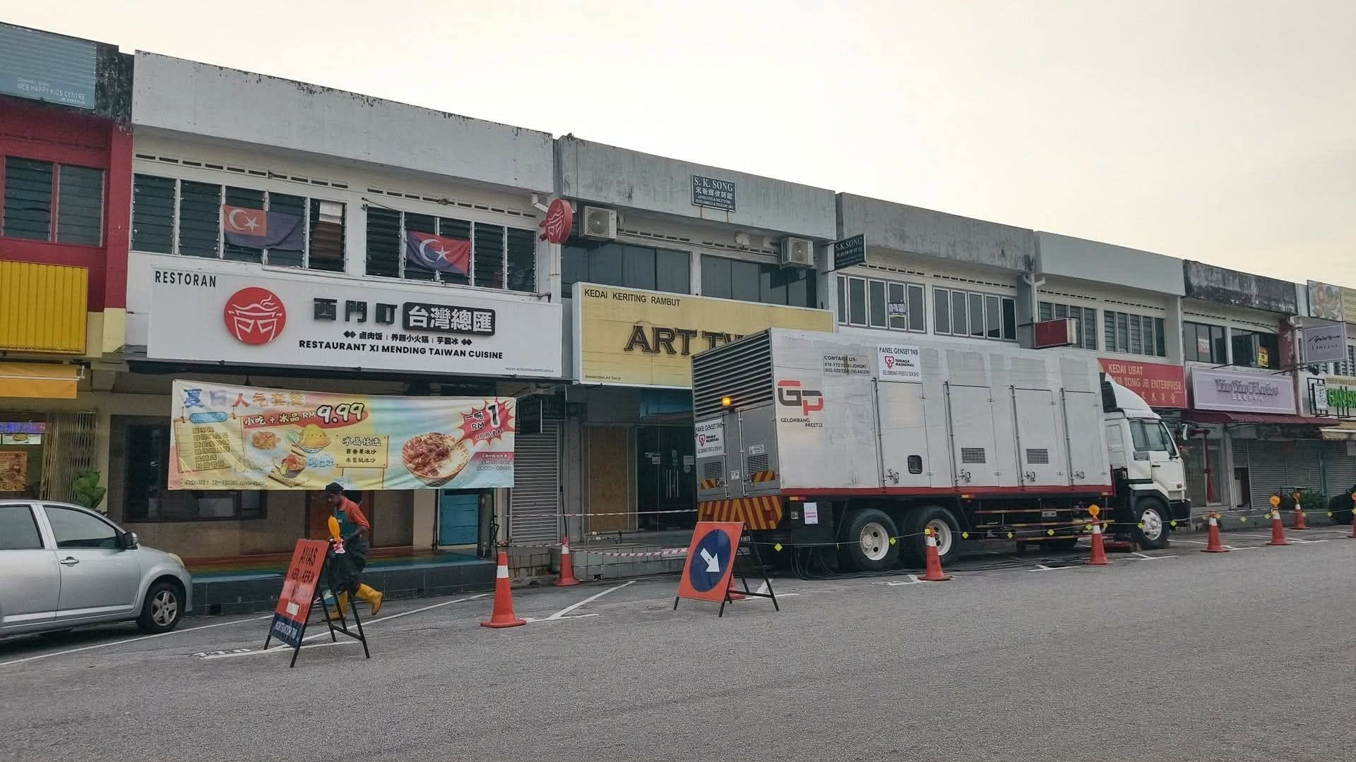 ■发电机放置在店铺门口,阻碍商家正常营业。