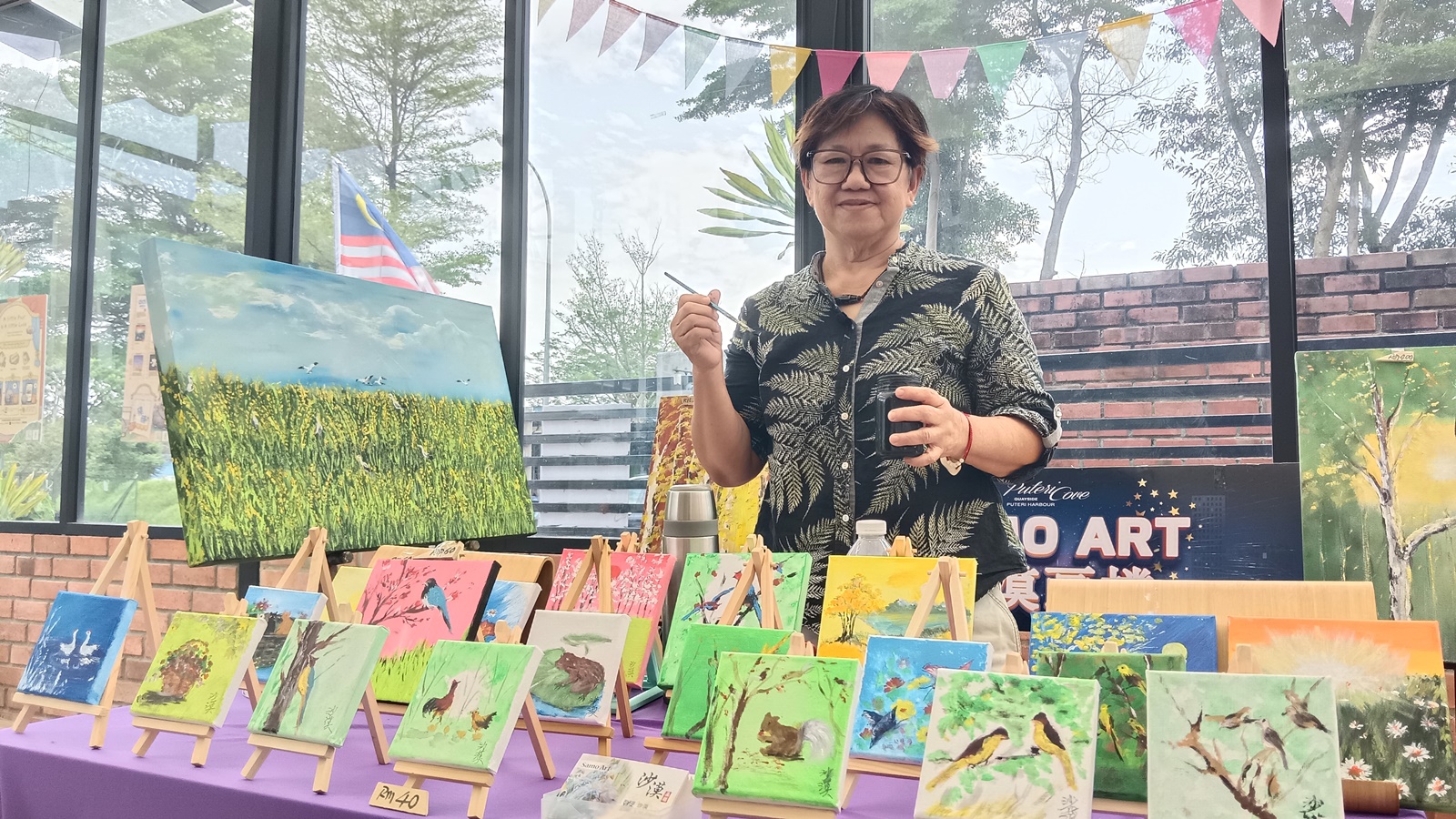 ■傅素美大大小小的作品，如今已售出900多幅，乐于分享自己的创作。