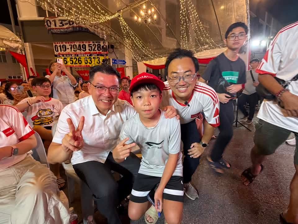■黄勃扬(右)感谢行动党全国署理主席倪可敏(左),在柔佛州选期间积极投入助选工作。