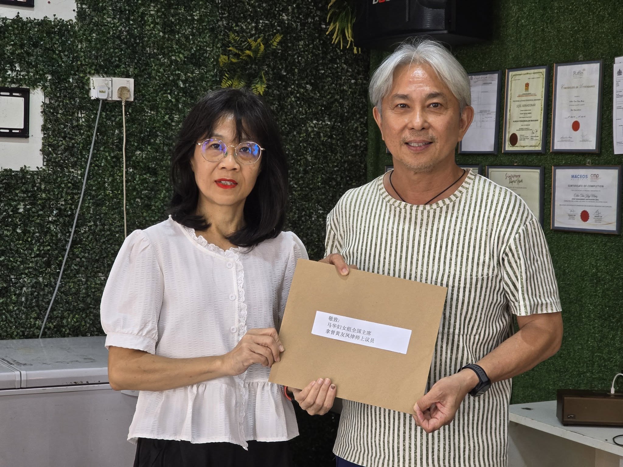 ■张秀福8月13日向黄友凤反映，依城区会妇女组领导没有积极参与早前柔佛州选，也几乎没有出席相关竞选活动与工作后。