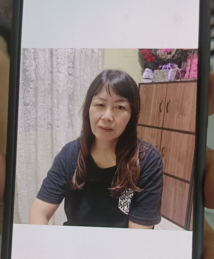  ■梁雪花希望凭着旧照片，让长子还记得她，与她联络。