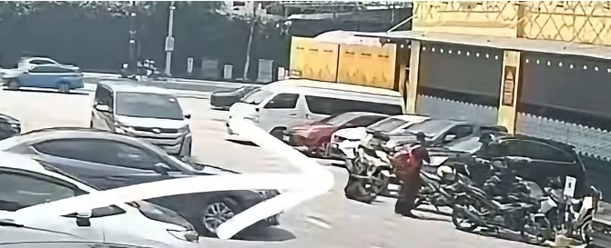 ■网上流传小贩被推倒跌坐地上,但视频所摄可见是他自己坐在地上。