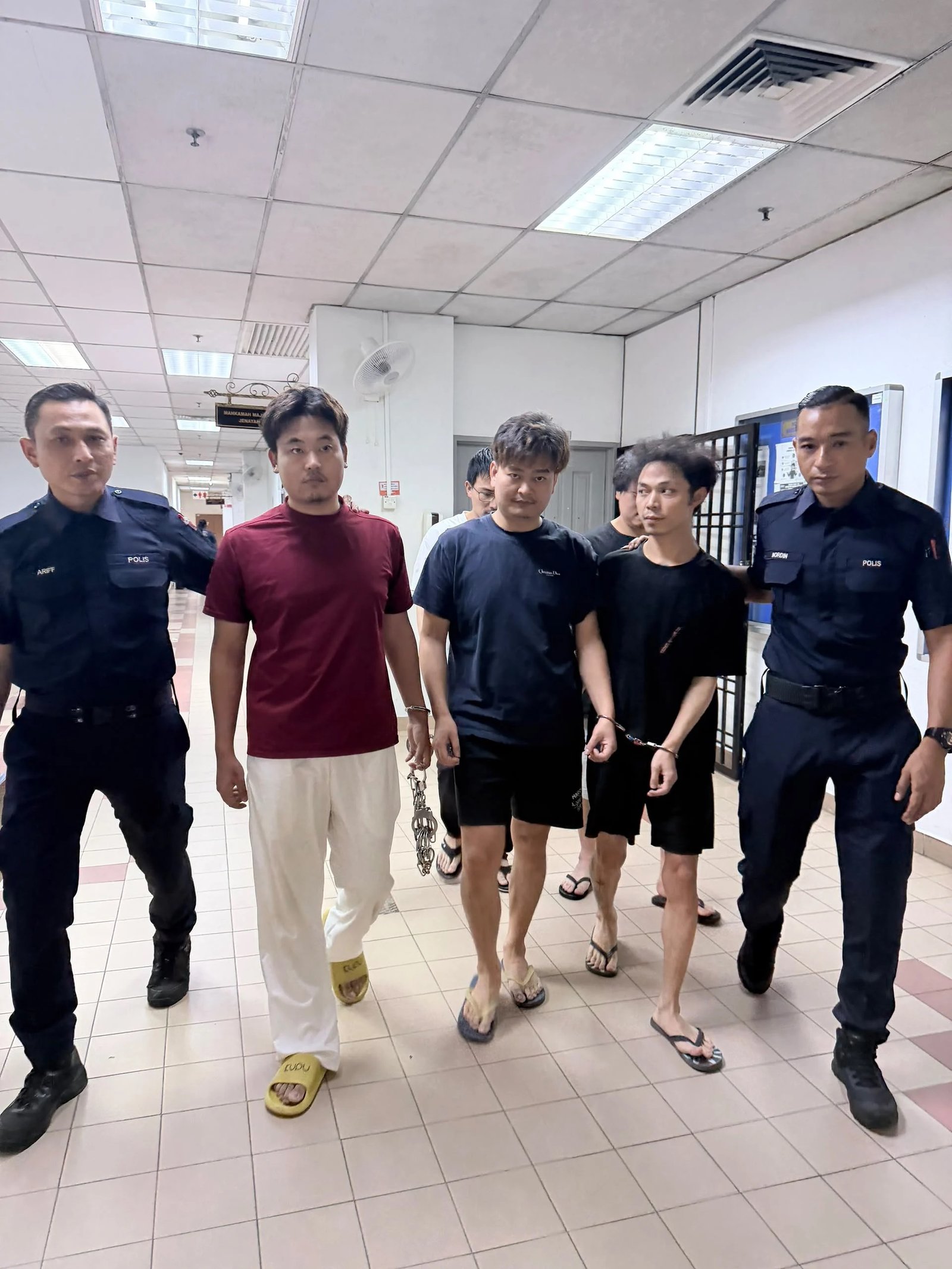 图：5名被告上庭面控。（取自新海峡时报）