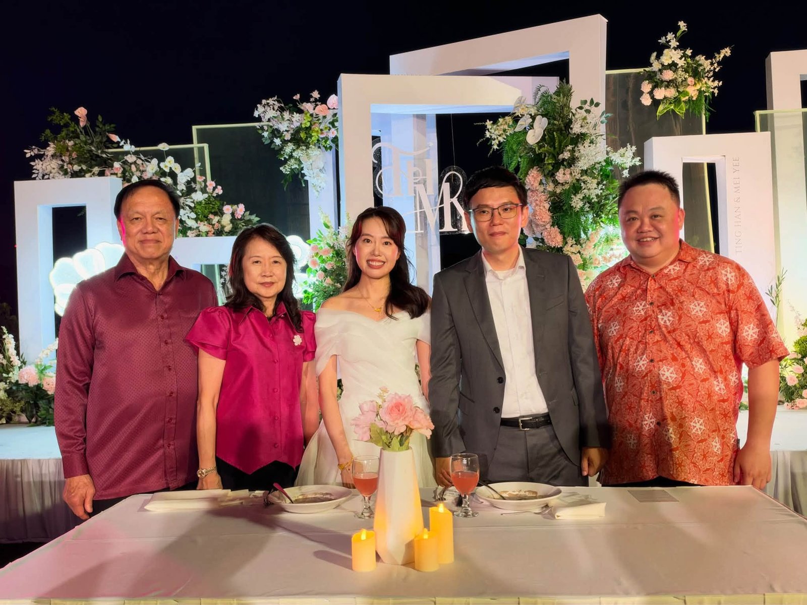 ■张润安（左）与家人出席婚礼，献上祝福。
