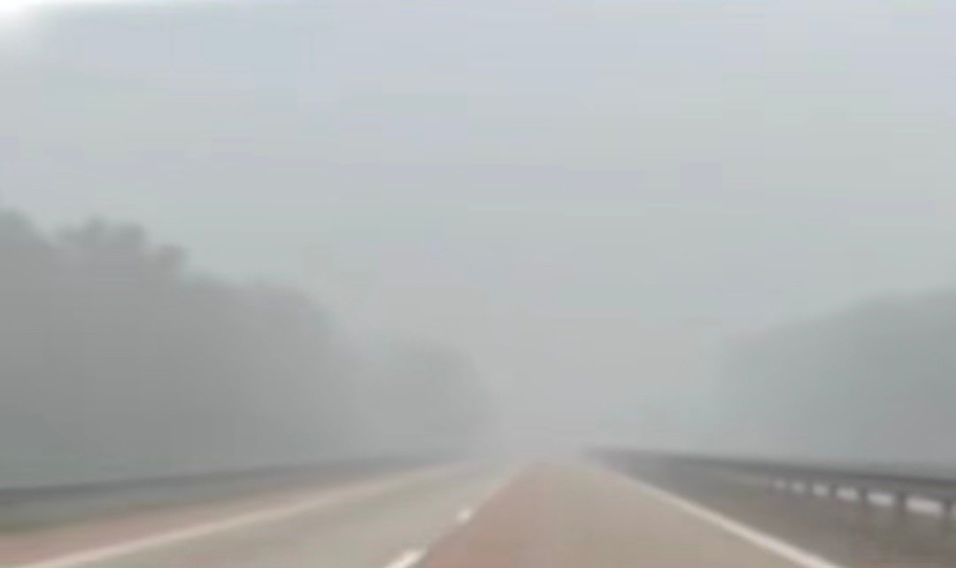 ■土乃─迪沙鲁大道路况灰蒙蒙一片。